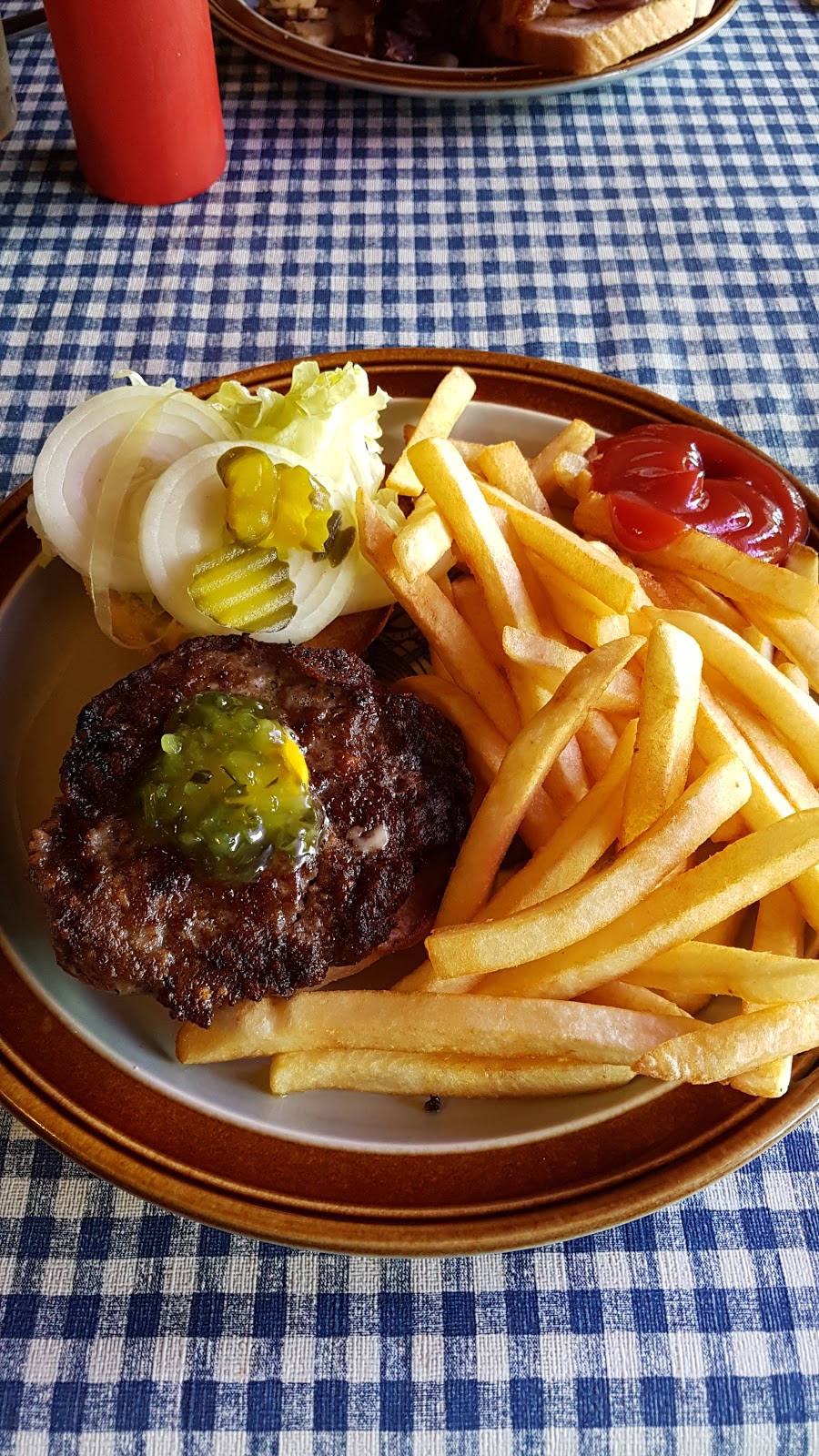 Holland House Restaurant & Tavern | 33317 Talbot Line, Iona Station, ON N0L 1P0, Canada | Phone: (519) 488-5294