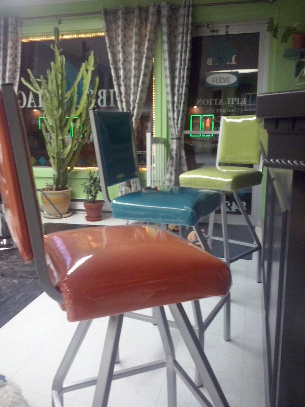 Salon De Coiffure Libre Image | 194 Rue Louis-IX, Québec, QC G2B 1L3, Canada | Phone: (418) 842-2779
