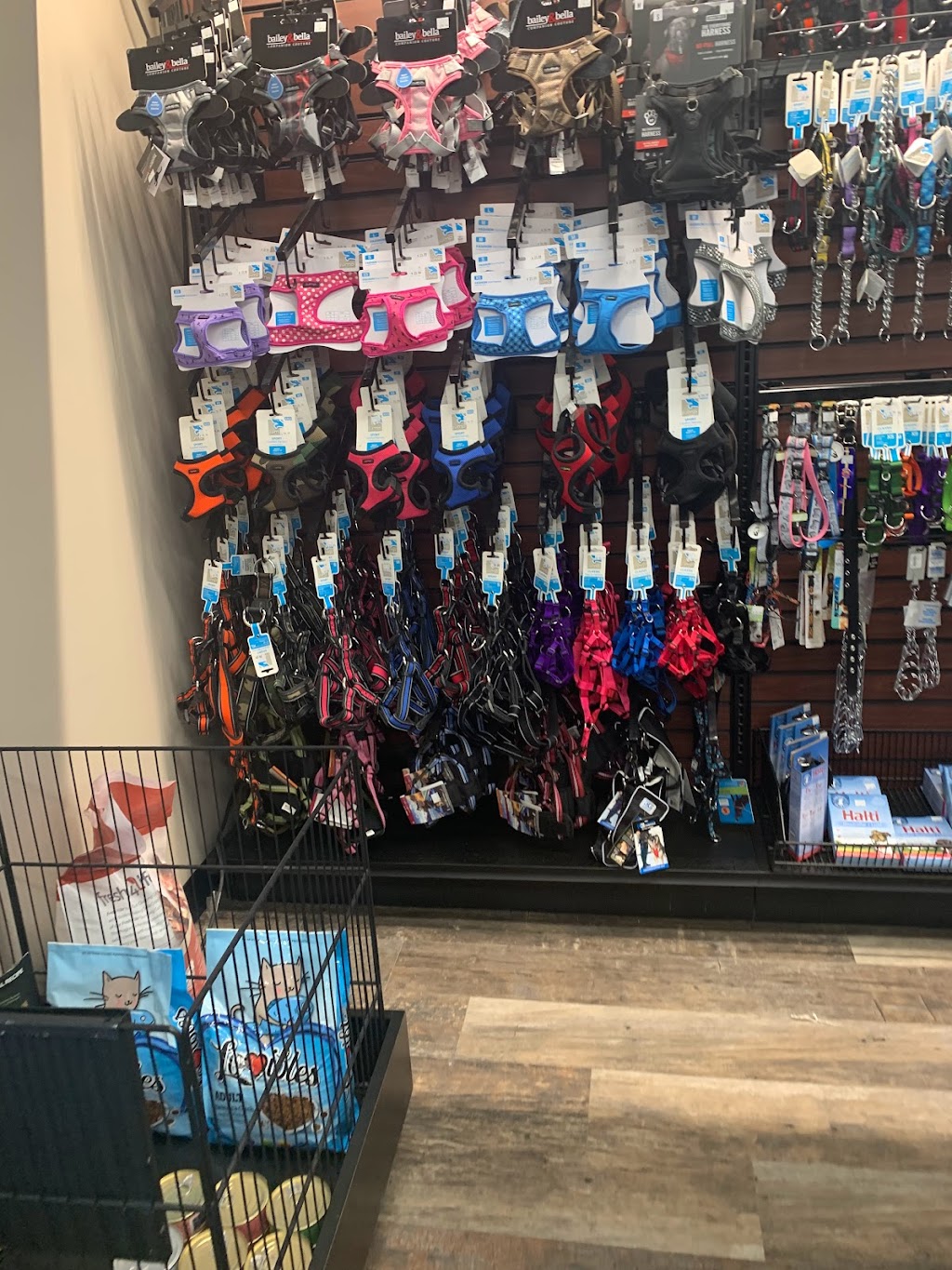 Pet Valu | 1658 Main St, Winnipeg, MB R2V 1Y9, Canada | Phone: (204) 334-4411