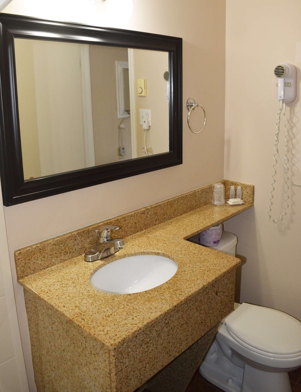 Knights Inn Arnprior | 175 Daniel St S, Arnprior, ON K7S 2L9, Canada | Phone: (613) 623-4271