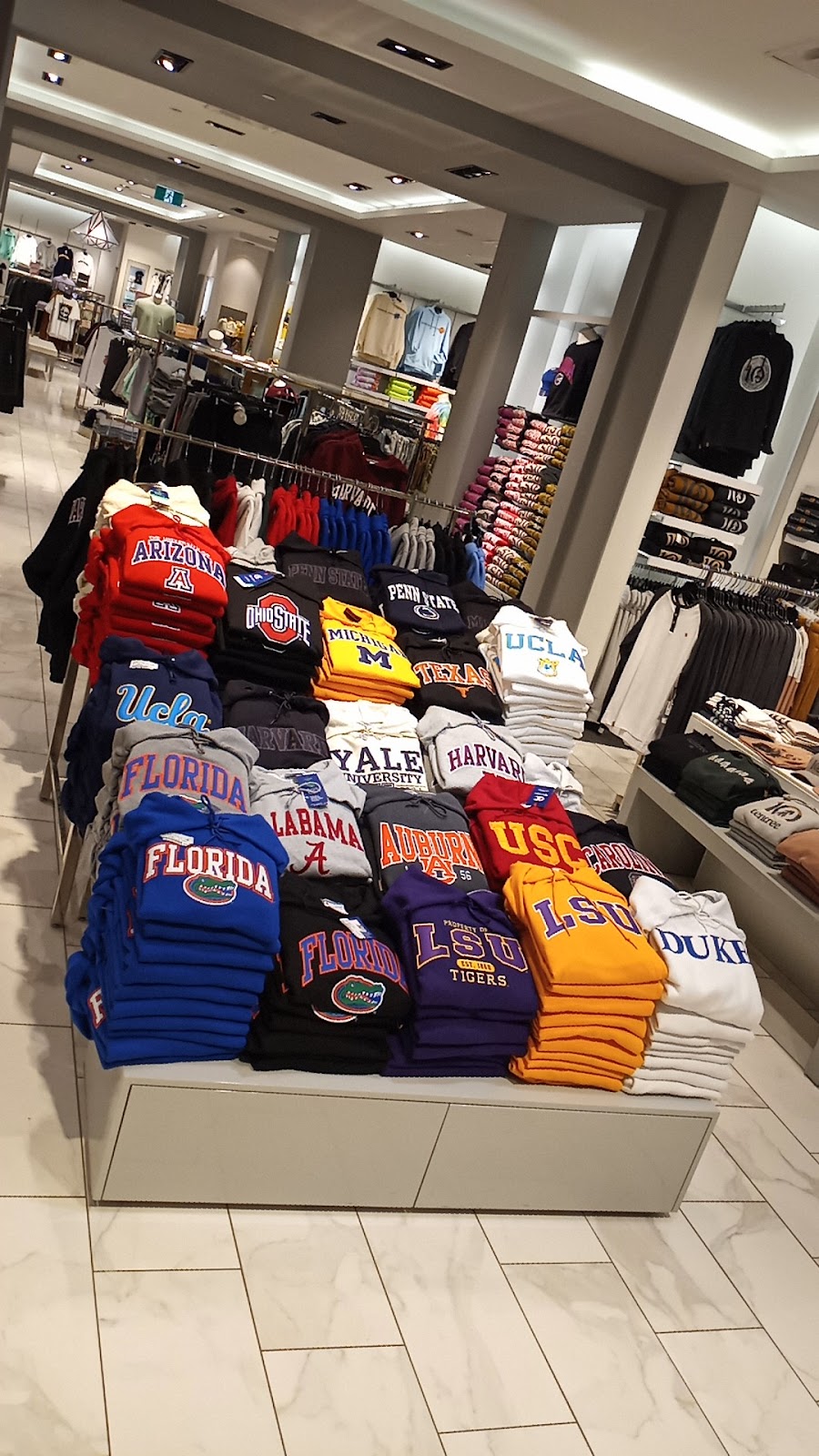 Boathouse | 6801 Trans Canada Hwy Unit E008D, Pointe-Claire, QC H9R 5J2, Canada | Phone: (438) 265-1188
