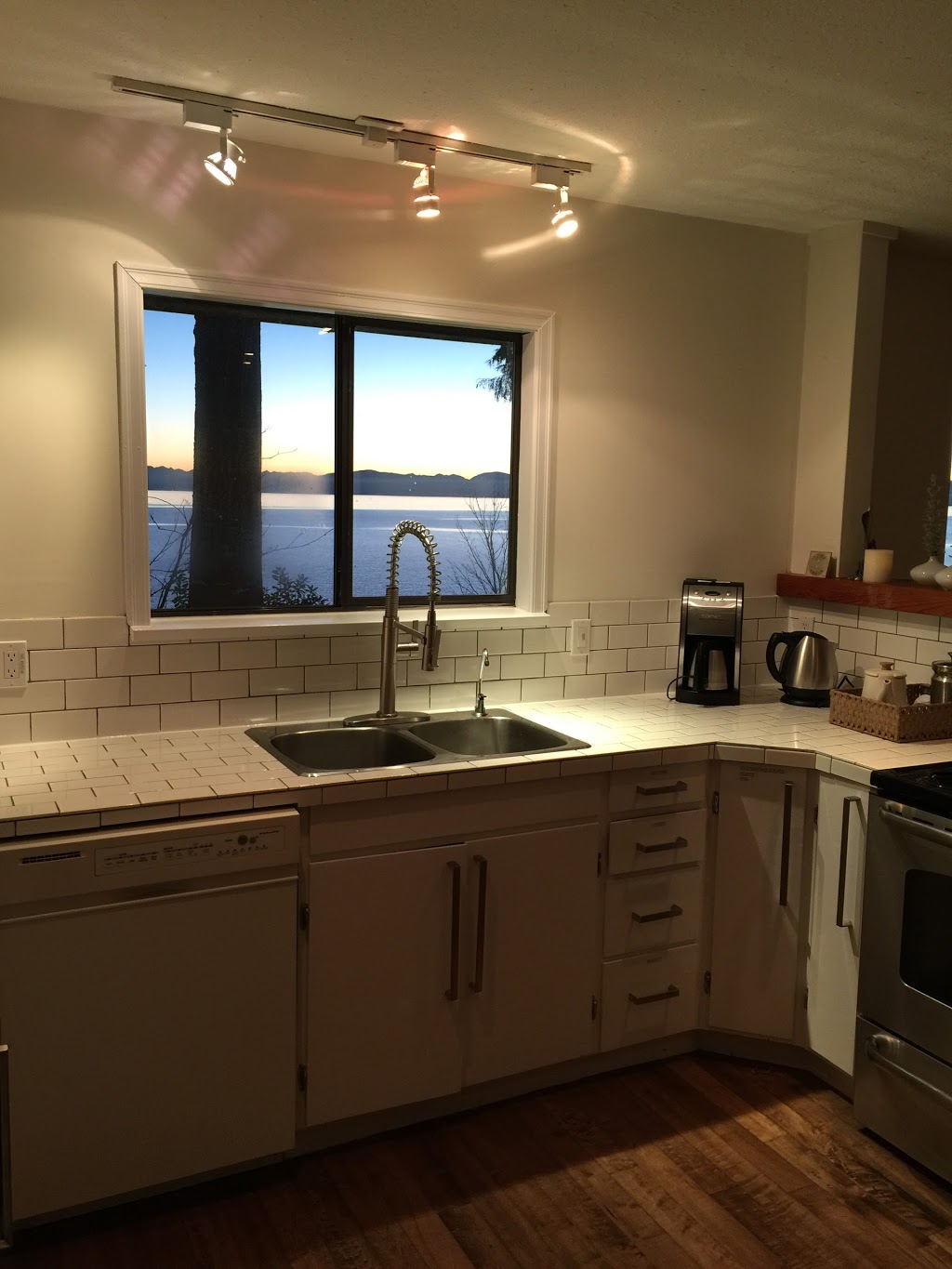 The Beach Avenue Guest House | 3261 Beach Ave, Roberts Creek, BC V0N 2W2, Canada | Phone: (604) 865-0588