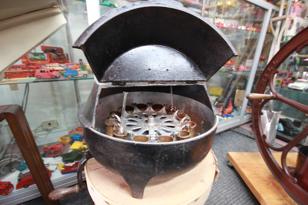Whistle Post Antiques & Nostalgia | 211 Main St W, Merrickville, ON K0G 1N0, Canada | Phone: (613) 269-2770