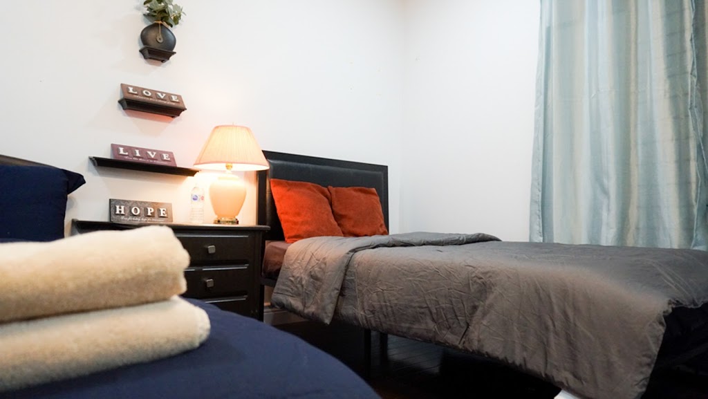 Room near Fanshawe College, London Airport | Vancouver St, London, ON N5W 4S5, Canada | Phone: (519) 701-1525