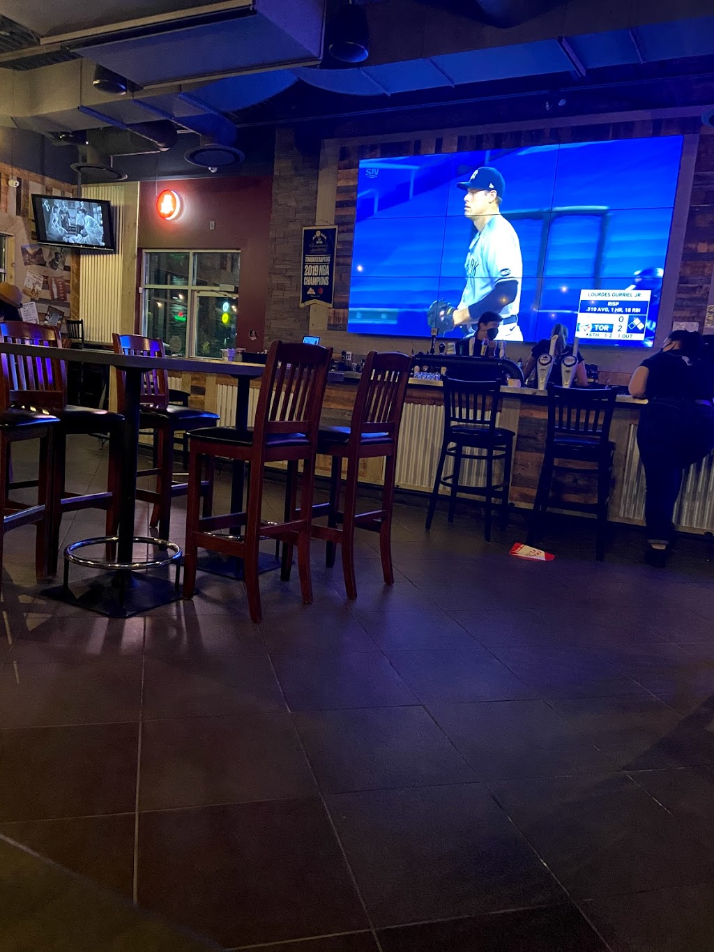 Chucks Roadhouse Bar & Grill | 651 Erb St W, Waterloo, ON N2J 3Z4, Canada | Phone: (519) 746-3505