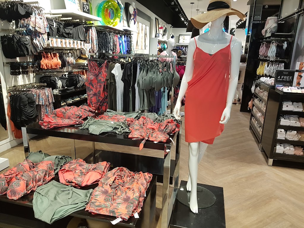 la Vie en Rose Oshawa Centre | Oshawa Centre, 419 King St W #4265, Oshawa, ON L1J 2K5, Canada | Phone: (905) 720-1934