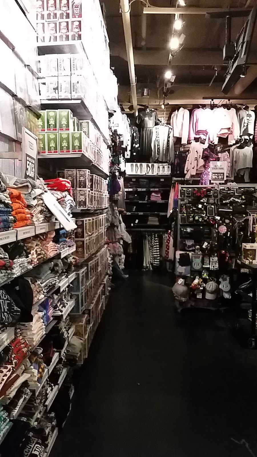 Hot Topic | First Level, 100 Anderson Rd SE Unit #7, Calgary, AB T2J 3V1, Canada | Phone: (403) 726-7811