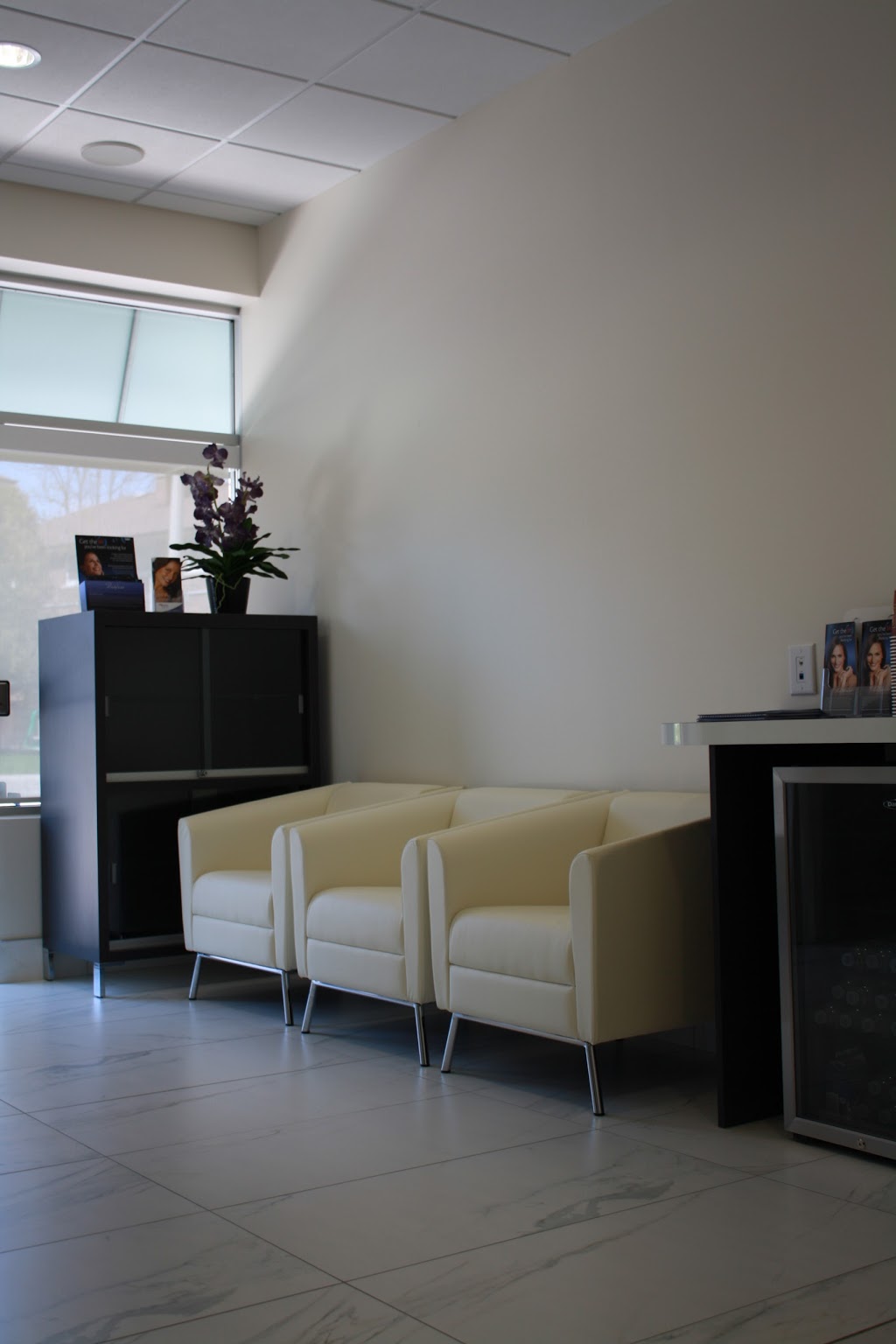 DermEdge | 333 Lakeshore Rd W #102, Mississauga, ON L5H 1G9, Canada | Phone: (905) 274-9999
