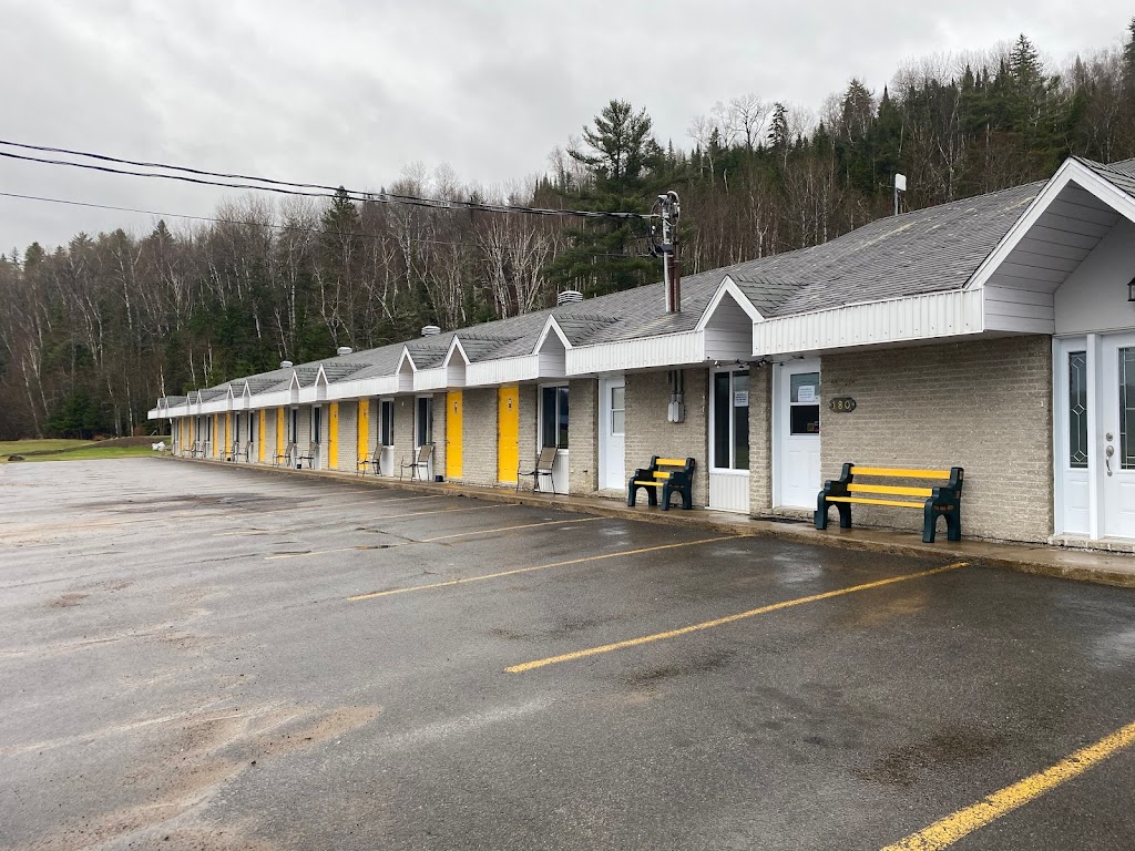 Motel St-Michel situé St-Michel-des-Saints | 180 Chem. du Mont-Trinité, Saint-Michel-des-Saints, QC J0K 3B0, Canada | Phone: (450) 760-7261