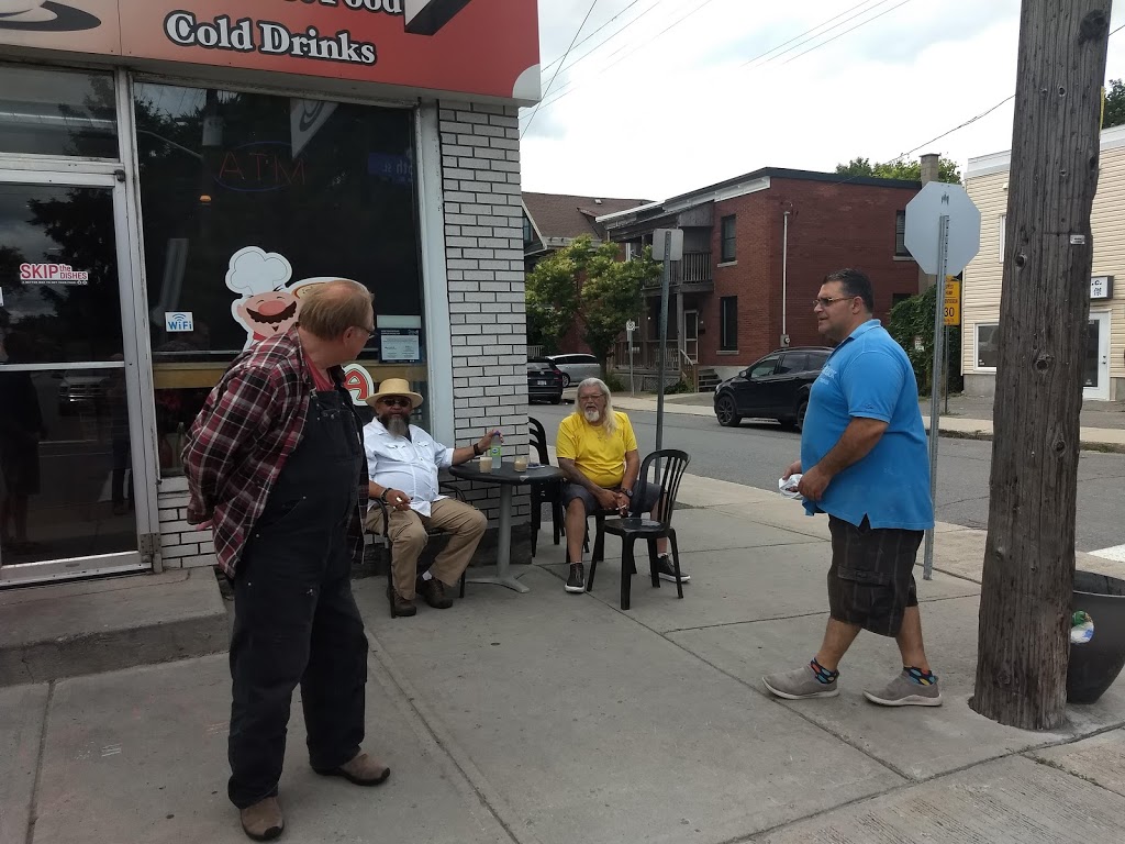 Giovannis Snack Bar & Pizzeria | 376 Booth St, Ottawa, ON K1R 7K6, Canada | Phone: (613) 238-9204