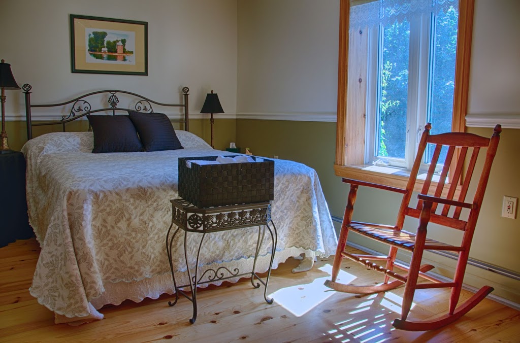 La Perrotdamoise | 25 Rue de lÉglise, Notre-Dame-de-lÎle-Perrot, QC J7V 8P4, Canada | Phone: (514) 453-1444
