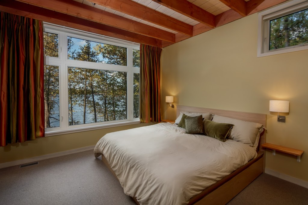 Eaglewings Cottage | 2946 Eagles Cliff Ln, Selwyn, ON K0H 2H0, Canada | Phone: (416) 702-9334