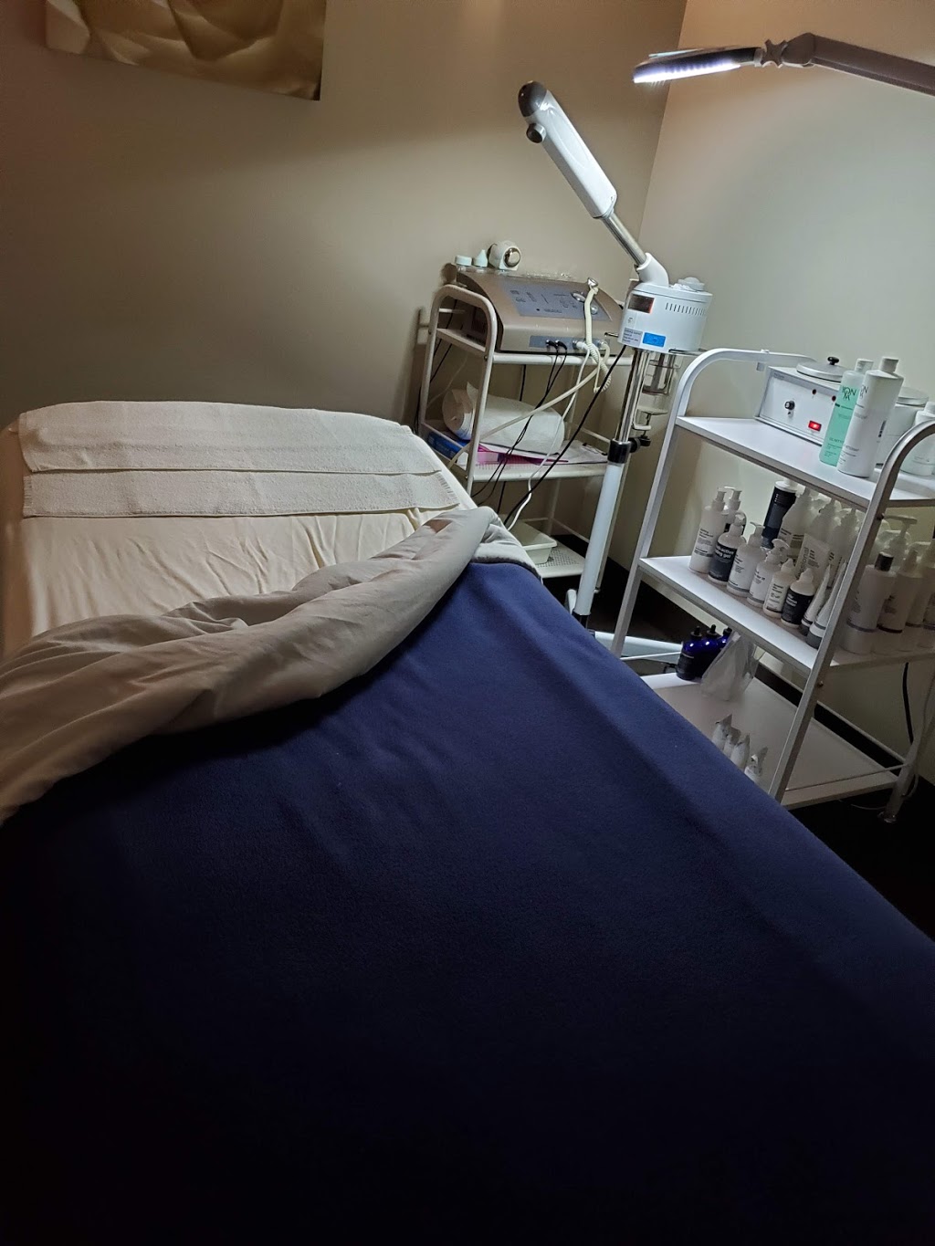 Hand & Stone Massage and Facial Spa - Toronto Beaches | 974 Kingston Rd, Toronto, ON M4E 1S9, Canada | Phone: (416) 901-8626