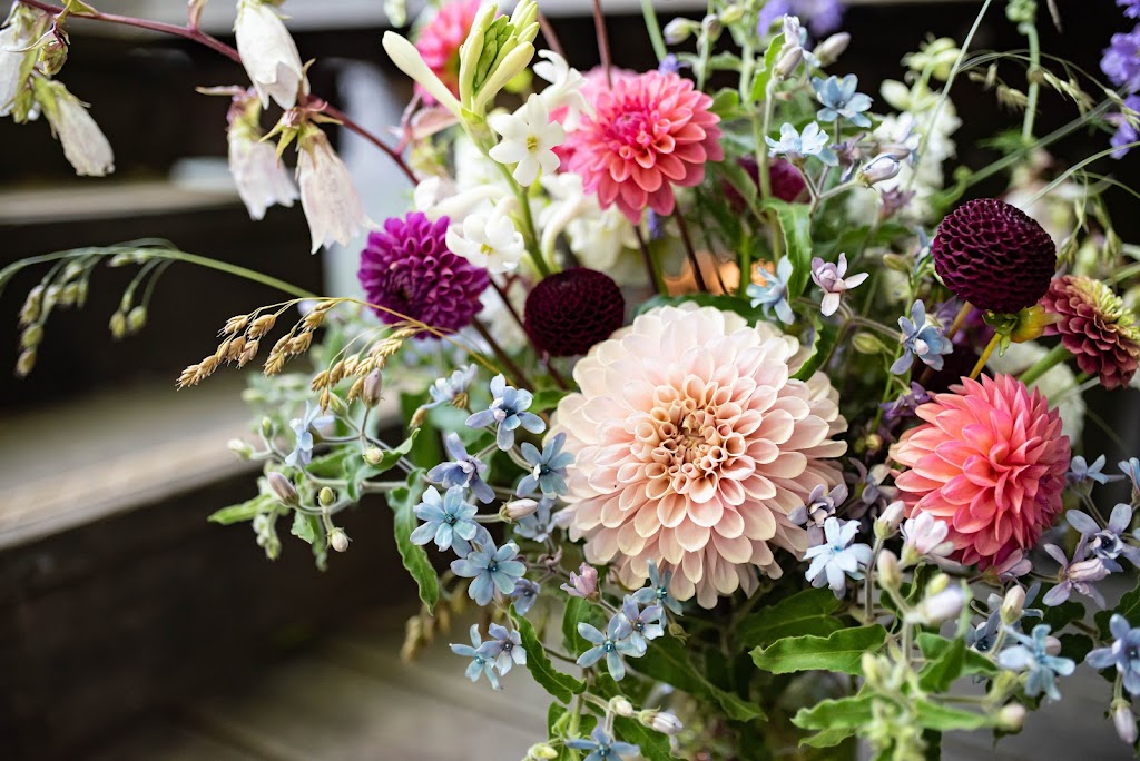 Wild Bee Florals | 5259 Stapley Rd, Courtenay, BC V9J 1P5, Canada | Phone: (250) 792-4274