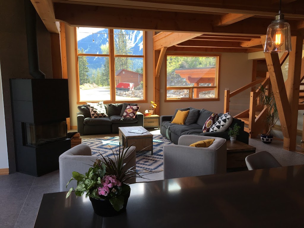 Pillows Lodge | 1917 Mount McPherson Dr, Revelstoke, BC V0E 2S0, Canada | Phone: (250) 814-3934