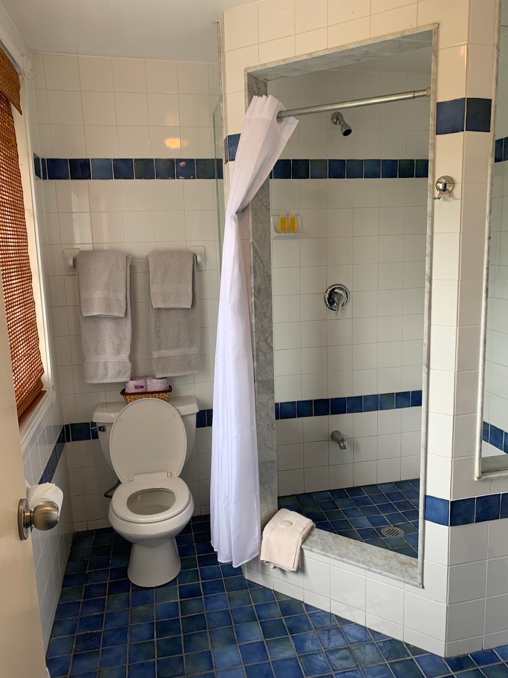 Bonnie View Inn | 2713 Kashagawigamog Lake Rd, Minden, ON K0M 1S0, Canada | Phone: (800) 461-0347