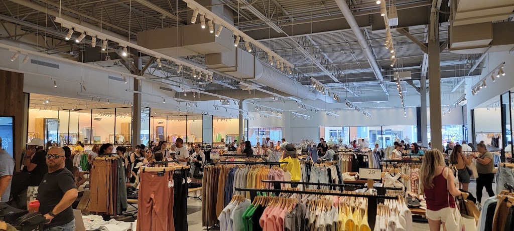 Aritzia | 19001 Chemin Notre Dame #102, Blainville, QC J7C 5L4, Canada | Phone: (450) 979-1425