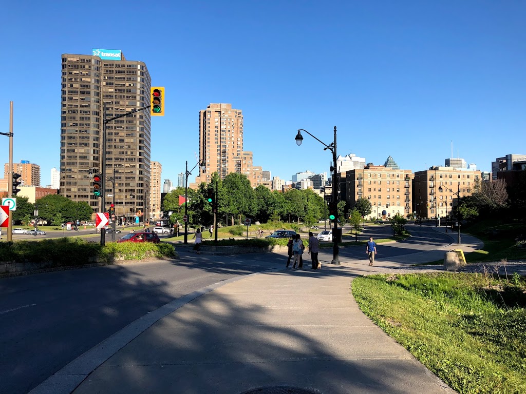 Place du parc | 300 Rue Léo Pariseau, Montréal, QC H2X 4B3, Canada | Phone: (514) 284-2900