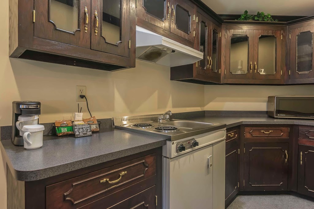 Inn On The Lake | 3009 Nova Scotia Trunk 2, Fall River, NS B2T 1J5, Canada | Phone: (902) 861-3480