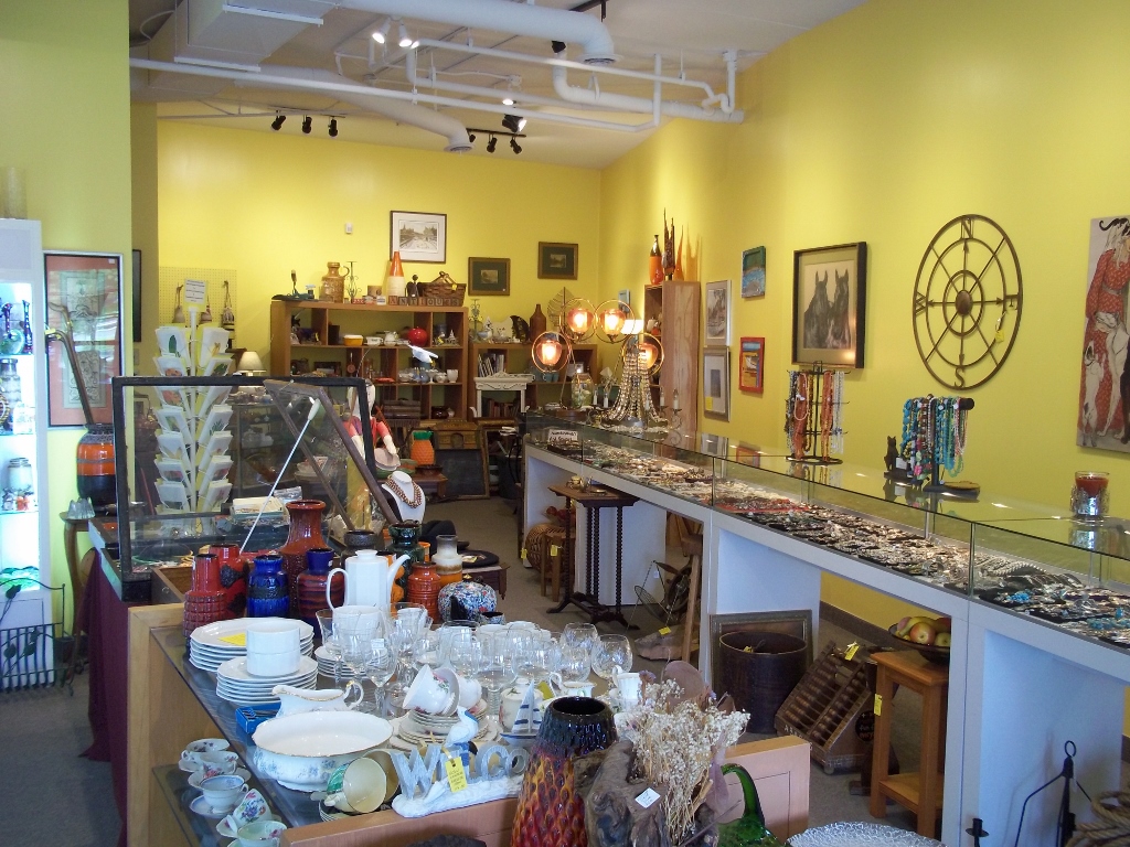 Glitzy Jools & Antiques | 50 Lakeport Rd Unit 104, St. Catharines, ON L2N 4P7, Canada | Phone: (905) 937-5888