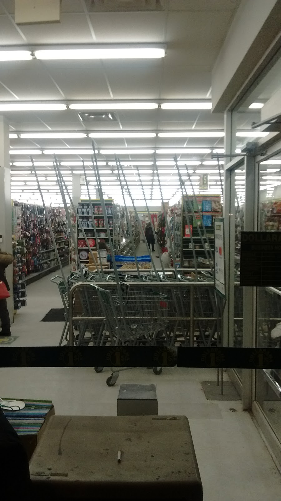 Dollarama | 15260 Yonge St, Aurora, ON L4G 1N4, Canada | Phone: (905) 751-0517