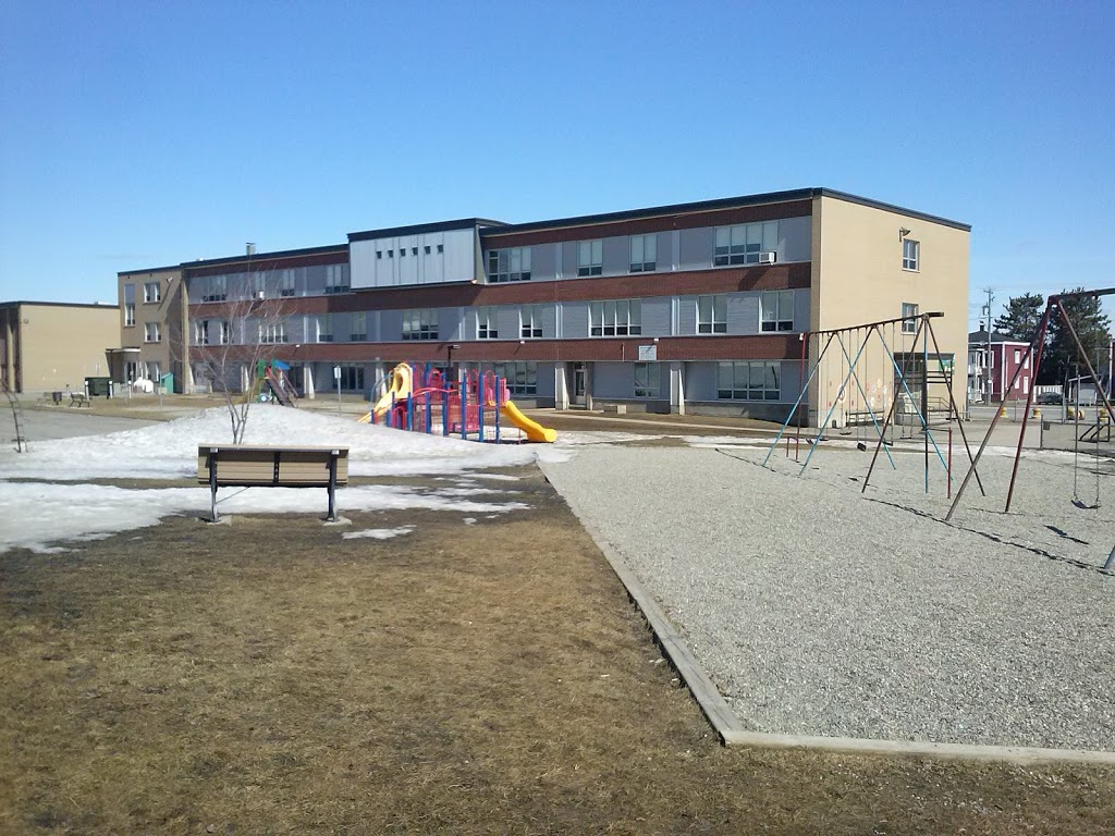 School Of Passerelle | 410 1re Av, Asbestos, QC J1T 1Z2, Canada | Phone: (819) 879-6926