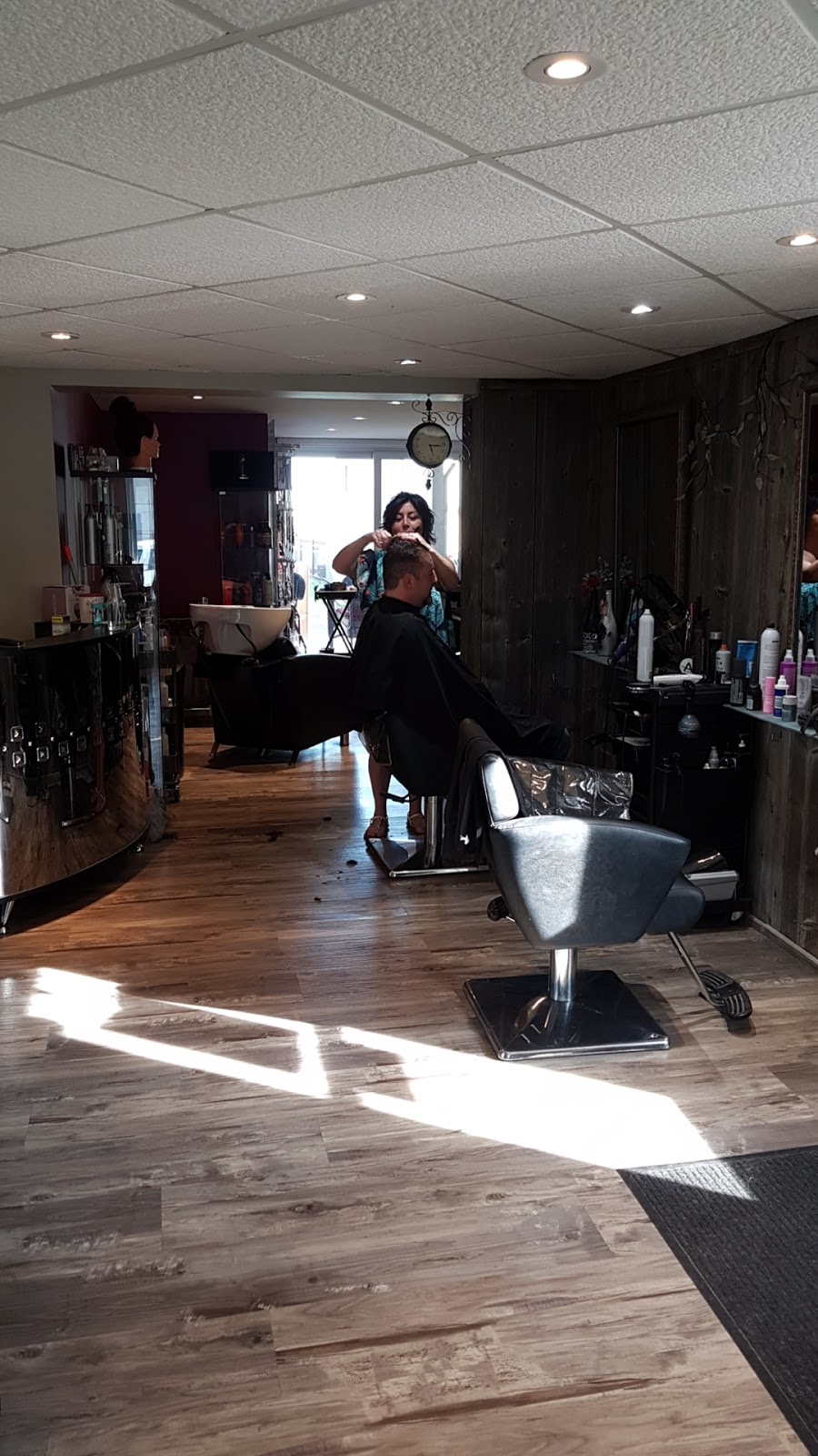 Coiffure Chez Roxane | 460 Rue Notre-Dame E, Trois-Rivières, QC G8T 4E2, Canada | Phone: (819) 371-2922