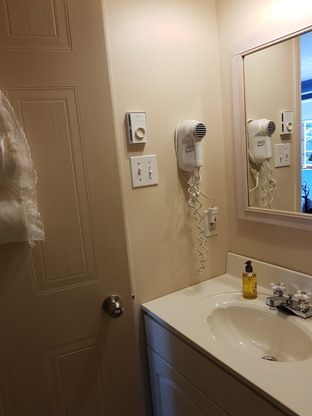 La Chaumière de lAnse | 107 Chemin de lAnse, Mont-Tremblant, QC J8E 1H1, Canada | Phone: (514) 609-7788