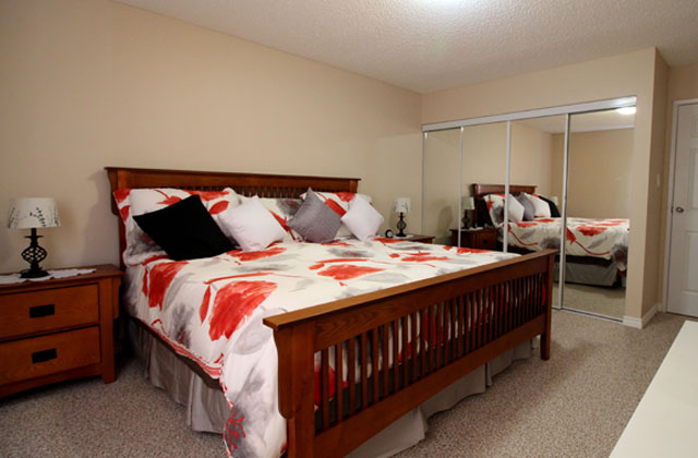 The Ridgewood Apartments | 4559 32 Ave NW, Edmonton, AB T6L 5N6, Canada | Phone: (780) 425-4152