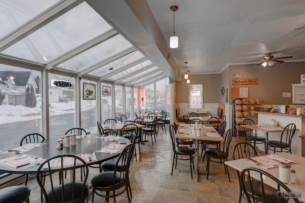 Casse-Croute Chez Pat | 537 Avenue Champlain, Disraeli, QC G0N 1E0, Canada | Phone: (418) 449-1794