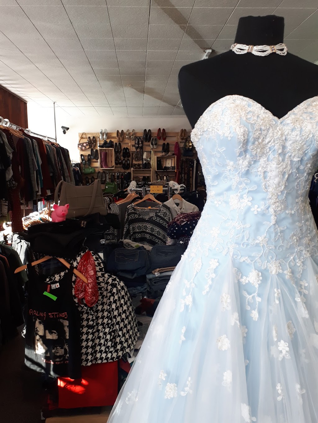 Les Trouvailles du Coin | 885 Rue Saint-Alphonse N, Thetford Mines, QC G6G 3X6, Canada | Phone: (418) 338-9200