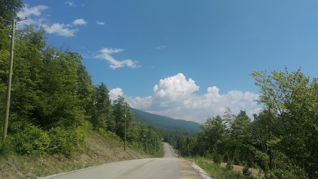 Domaine de la falaise - Bureau des ventes | 33 Chem. du Trait-Carré, Petite-Rivière-Saint-François, QC G0A 2L0, Canada | Phone: (877) 383-2405