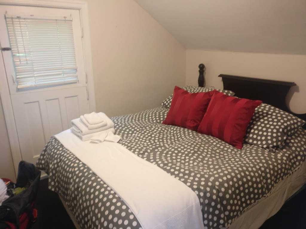 Douglas Guest House | 456 W 13th Ave, Vancouver, BC V5Z 2V8, Canada | Phone: (604) 872-3060