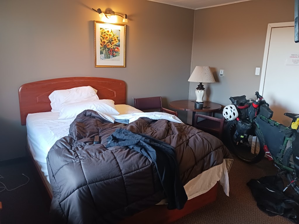 Robins Nest Motel and Cafe | junction hwy 1 &, MB-5, Carberry, MB R0K 0H0, Canada | Phone: (204) 834-2878