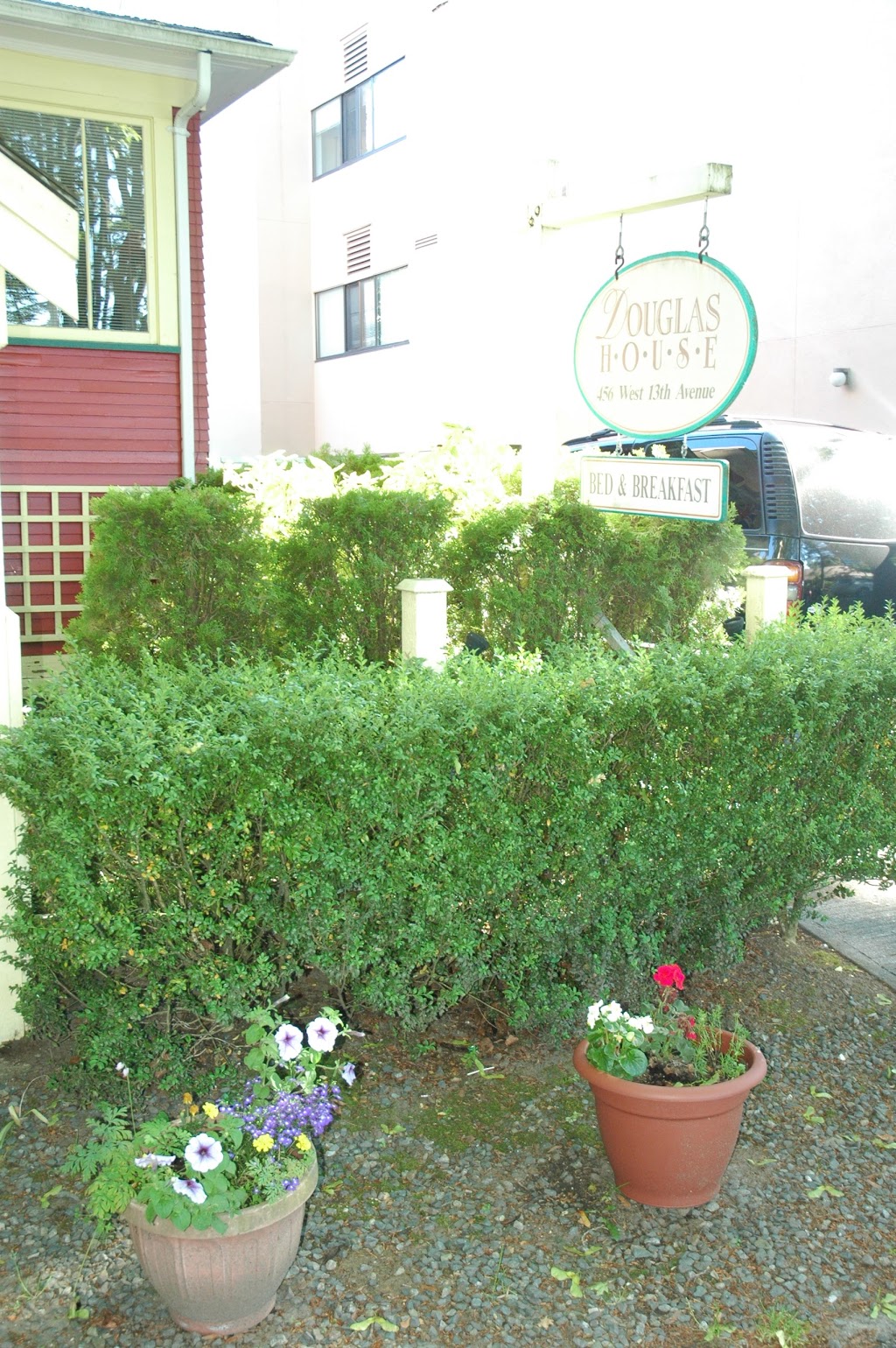 Douglas Guest House | 456 W 13th Ave, Vancouver, BC V5Z 2V8, Canada | Phone: (604) 872-3060