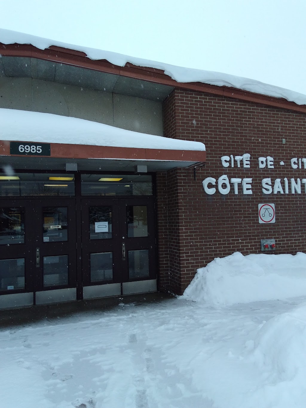 Aréna Samuel Moskovitch Arena | 6985 Chem. Mackle, Côte Saint-Luc, QC H4W 1A5, Canada | Phone: (514) 485-6806