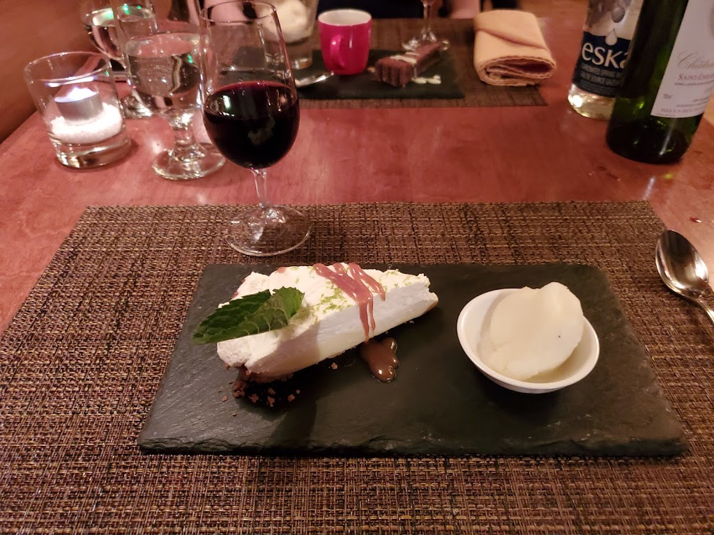 La Petite Cachée | 2681 Chem. du Village, Mont-Tremblant, QC J8E 1H8, Canada | Phone: (819) 425-2654
