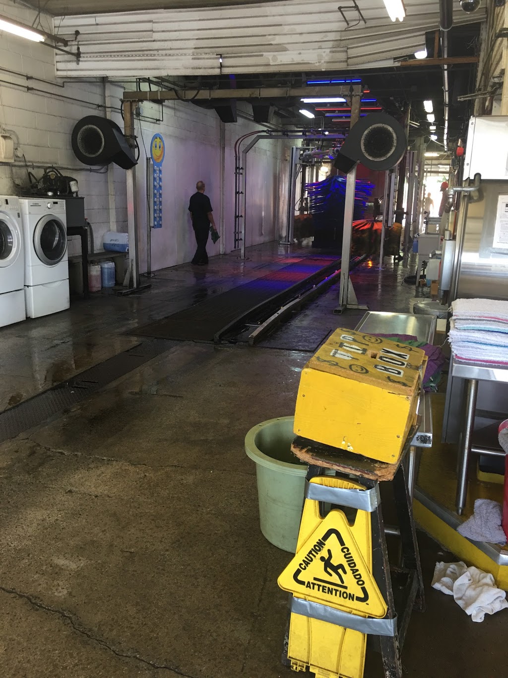 Main East Car Wash | 1479 Main St E, Hamilton, ON L8K 1C7, Canada | Phone: (905) 549-2191