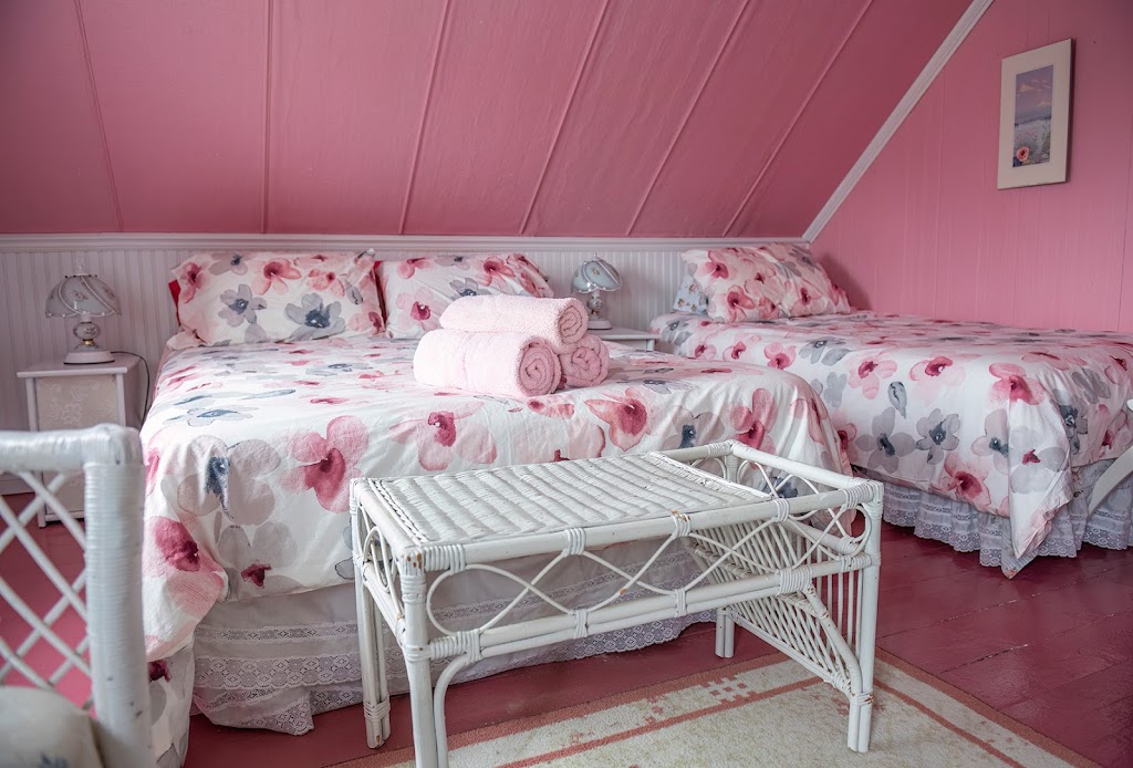 Le Bed & Café Petit Papillon | 56 Rue Principale, Grandes-Bergeronnes, QC G0T 1G0, Canada | Phone: (438) 887-1272