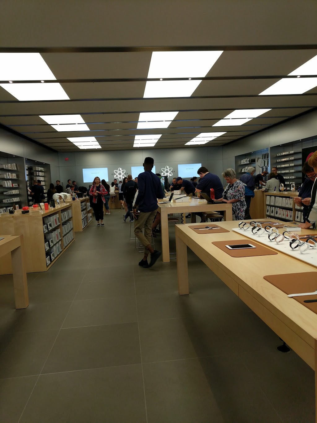 Apple Halifax Shopping Centre | 7001 Mumford Rd, Halifax, NS B3L 4N9, Canada | Phone: (902) 442-3495