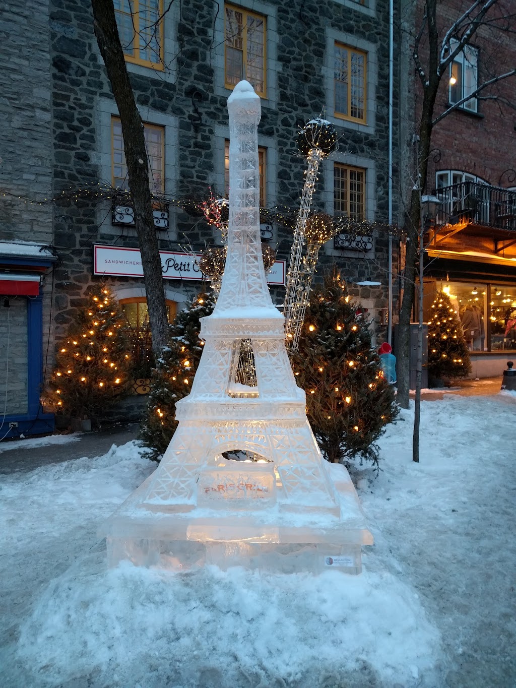 Le Petit Cochon Dingue | 24 Bd Champlain, Québec, QC G1K 4H7, Canada | Phone: (418) 694-0303
