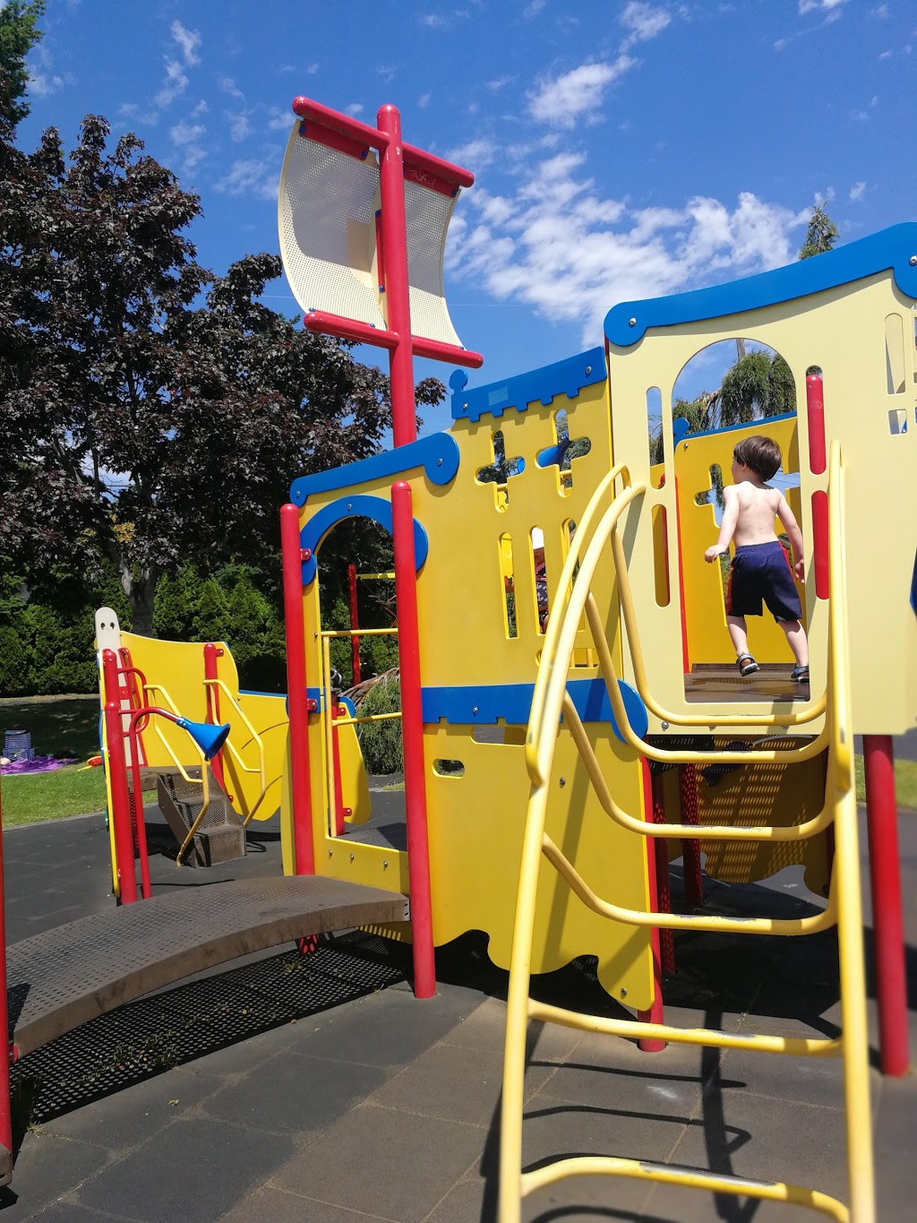 Carnarvon Park | 2801 Henderson Rd, Victoria, BC V8R 3B5, Canada | Phone: (250) 595-7946