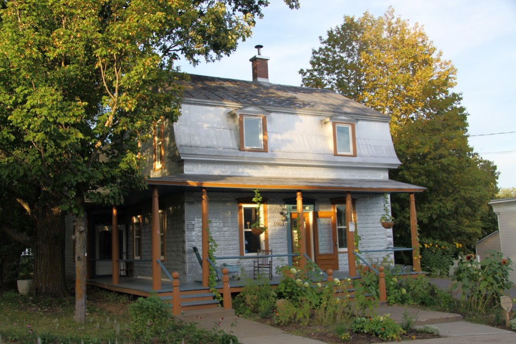Gîte Chêne et capucine | 6905 Rue Principale, Saint-Damien, QC J0K 2E0, Canada | Phone: (438) 873-4309