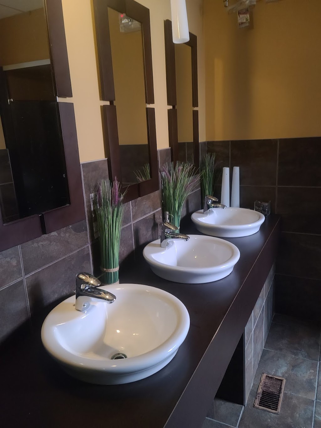 Hôtel Écono-Confort | 359 Av. de Grand-Mère, Grand-Mère, QC G9T 2H1, Canada | Phone: (819) 538-2020