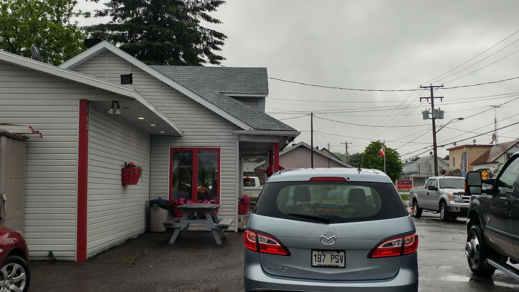 Resto dEmilie (Le) | 424 Rue Saint Michel, Sainte-Émélie-de-lÉnergie, QC J0K 2K0, Canada | Phone: (450) 886-5253