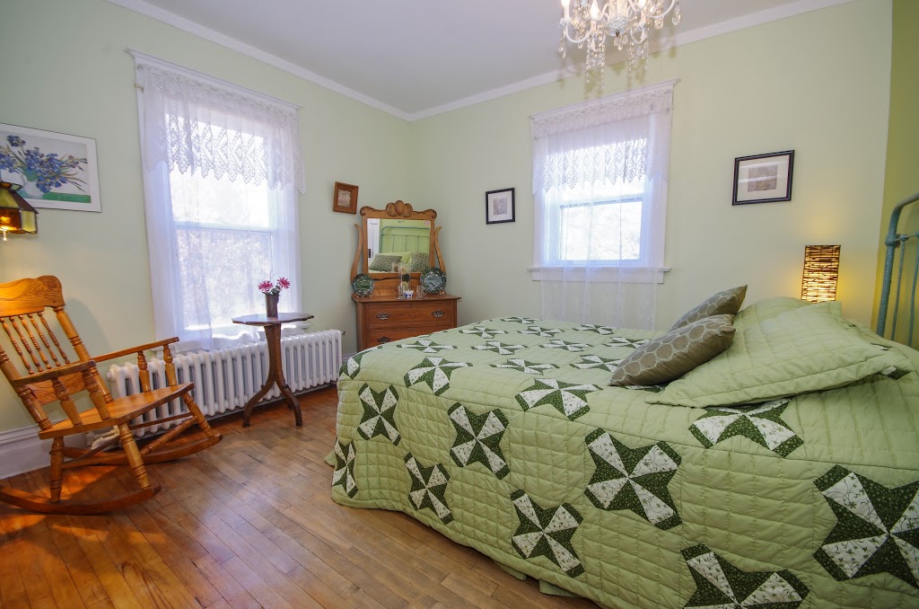 A Tout Venant B & B | 20 Rue Bellevue, Magog, QC J1X 3H2, Canada | Phone: (888) 611-5577