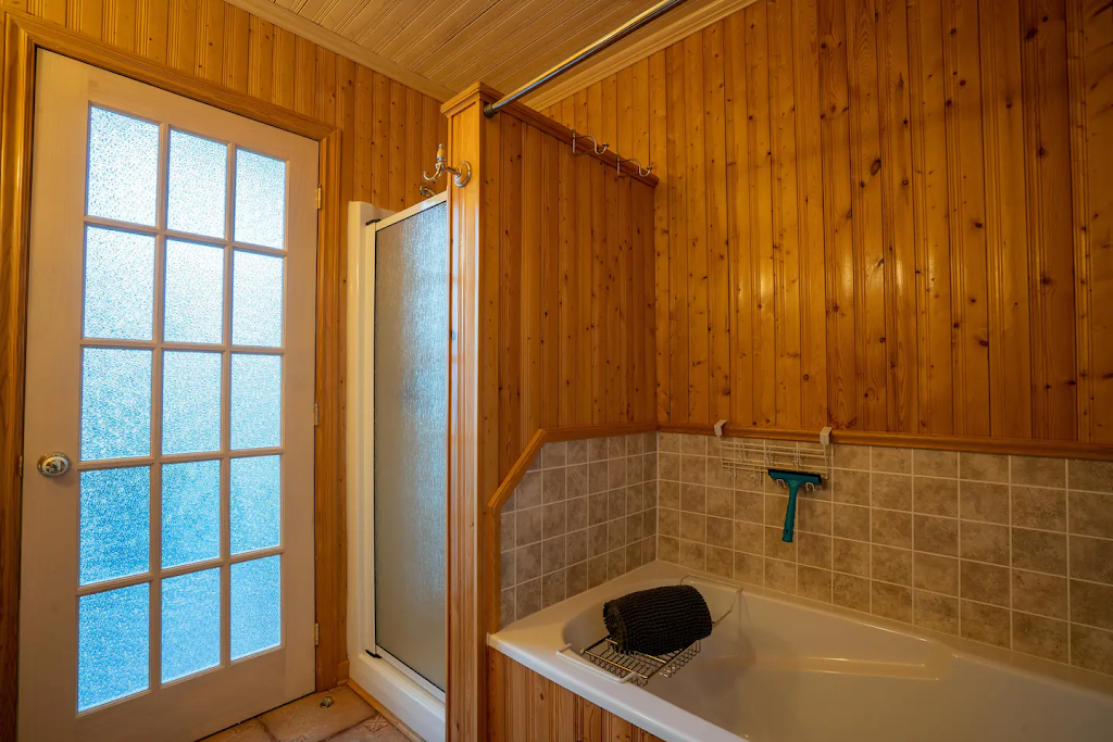 Chalet de la Rivière d Amance with Spa | 260 Rue des Riverains, Chertsey, QC J0K 3K0, Canada | Phone: (514) 246-9405