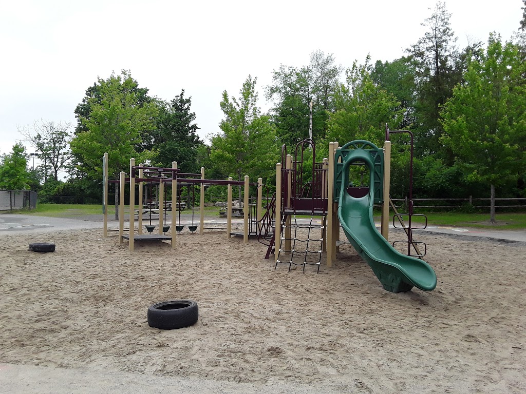 École élémentaire catholique Montfort | 350 Den Haag Dr, Ottawa, ON K1K 0W9, Canada | Phone: (613) 745-3310