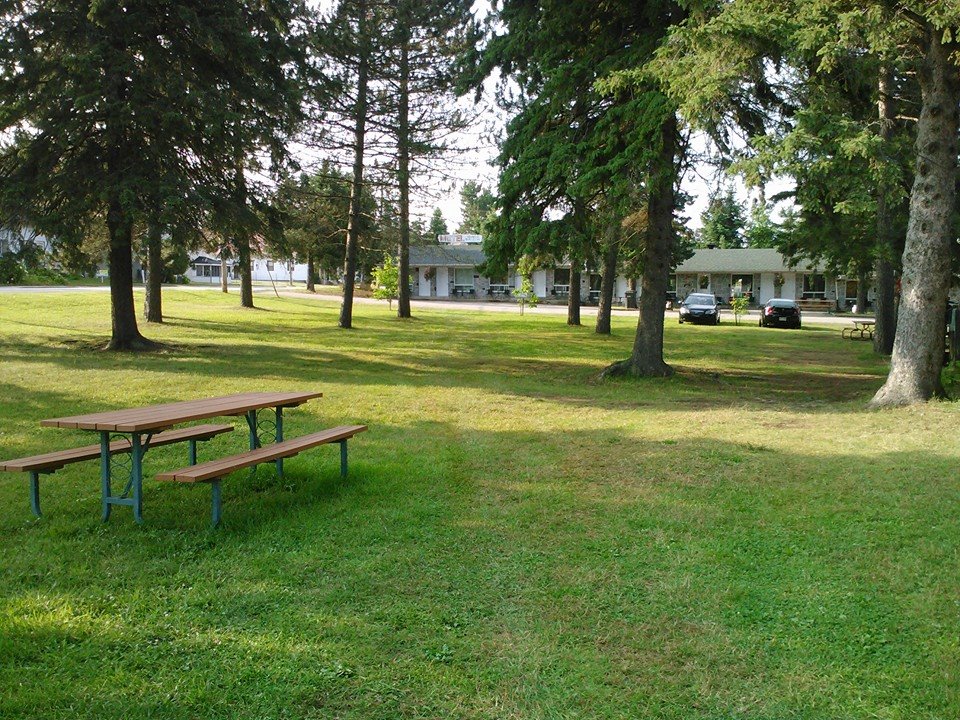 Motel Manoir sur le Lac | 1708 Bd Fernand Lafontaine, Rivière-Rouge, QC J0T 1T0, Canada | Phone: (819) 275-3514