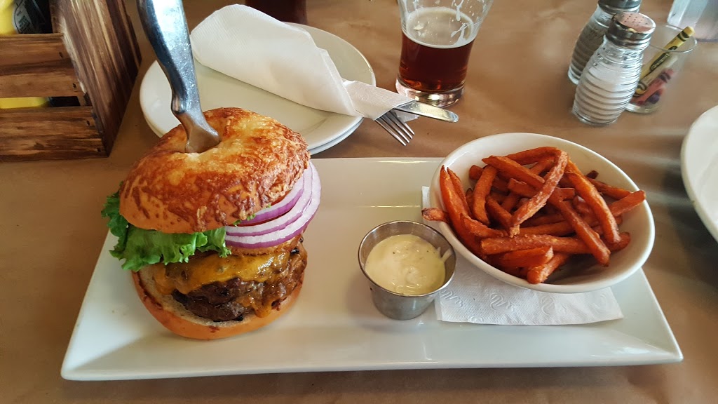 Chucks Roadhouse Bar & Grill | 1078 10th St, Hanover, ON N4N 3B8, Canada | Phone: (519) 364-0155